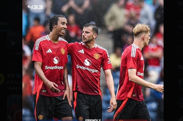 Bek anyar Manchester United, Leny Yoro (kiri), tampil solid dalam laga debut tak resminya bersama Setan Merah saat melawan Rangers FC (20/7/2024).