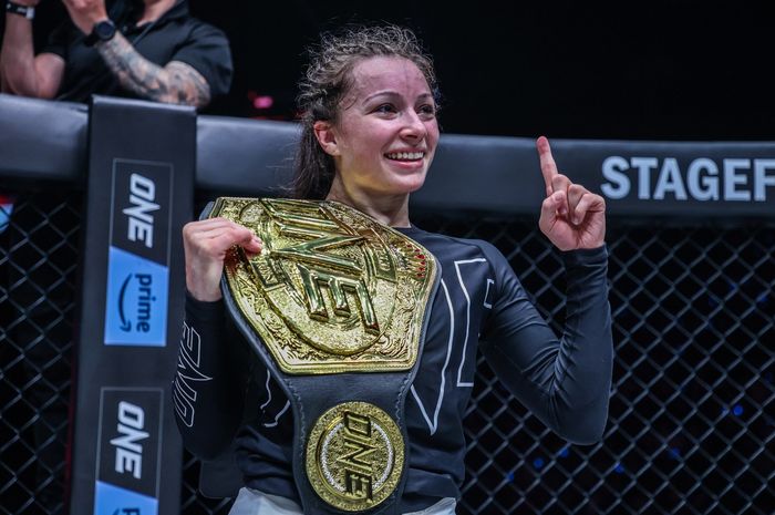 Juara kelas atom submission grappling ONE Championship, Danielle Kelly.