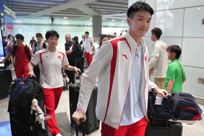 Tunggal putra China, Li Shi Feng dan rombongan tim bulu tangkis China saat berangkat ke Prancis untuk mengikuti Olimpiade Paris 2024, 19 Juli 2024.