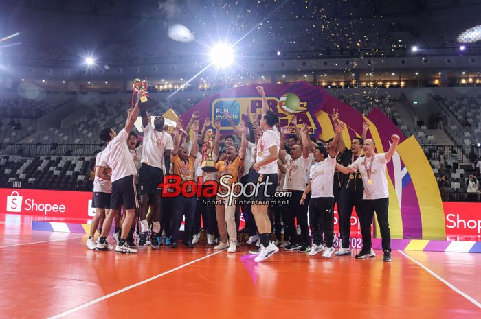 Skuad Jakarta Bhayangkara Presisi (skuat Jakarta Bhayangkara Presisi) sedang foto bersama seusai menjadi juara Proliga 2024 putra di Indonesia Arena, Senayan, Jakarta, Senin (22/7/2024).