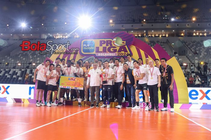 Skuad Jakarta Bhayangkara Presisi (skuat Jakarta Bhayangkara Presisi) sedang foto bersama seusai menjadi juara Proliga 2024 putra di Indonesia Arena, Senayan, Jakarta, Senin (22/7/2024).