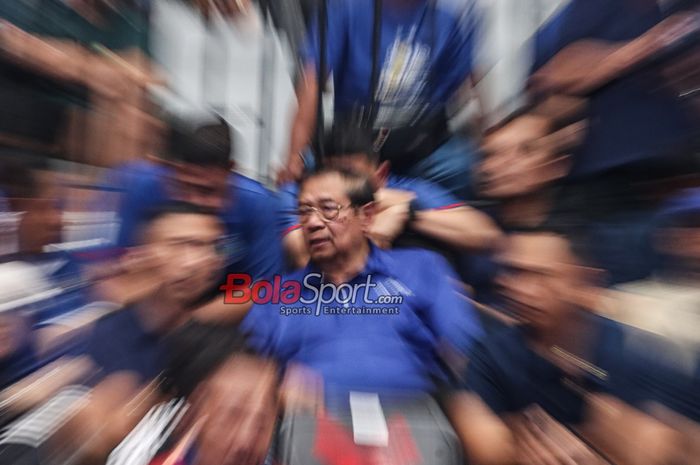 Presiden keenam Republik Indonesia, Susilo Bambang  Yudhoyono, sedang menonton laga final Proliga 2024 putra antara Jakarta Lavani Allobank Electric versus Jakarta Bhayangkara Presisi di Indonesia Arena, Senayan, Jakarta, Minggu (21/7/2024) malam.