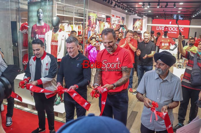 (Kiri ke kanan) Manoj Bharwani-Co Founder dan Managing Director Kanmo Group,Mike Cox-Senior Vice President of Merchandising Liverpool FC, Patrik Berger-Mantan Pemain Liverpool, serta lainnya.