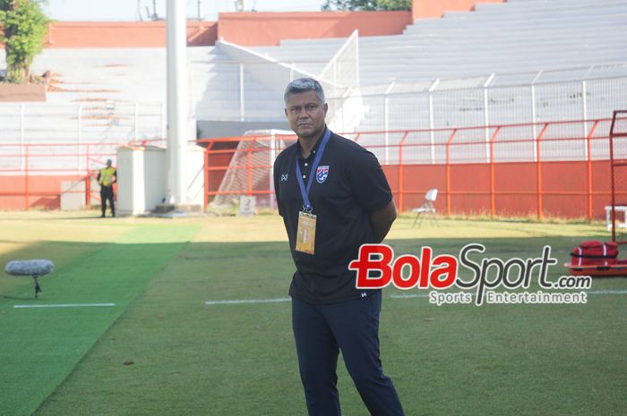 Pelatih Thailand U-19 Emerson Pereira Da Silva memberikan instruksi saat Thailand U-19 berlaga di Asean Cup U-19 di Stadion 10 November, Surabaya, Jawa Timur, Senin (22/7/2024)