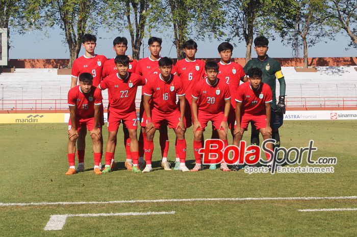 Skuad Thailand U-19 saat berlaga di Stadion 10 November, Surabya, Jawa Timur, Senin (22/7/2024) sore. 