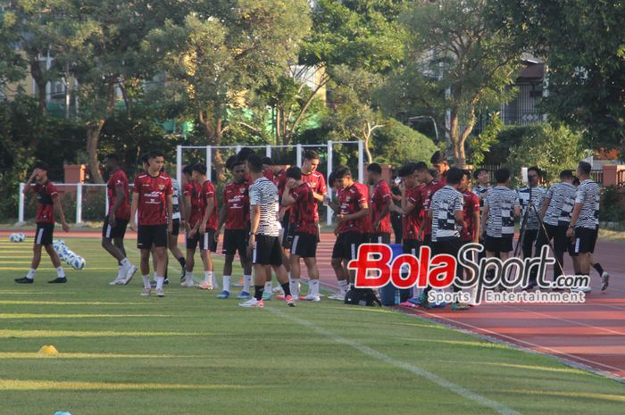 Kumpul bersama Timnas U-19 Indonesia jelang latihan sebelum melawan Timur Leste U-19, latihan Timnas U-19 Indonesia dilakukan di Stadion THOR, Surabaya, Jawa Timur, Senin (22/7/2024)