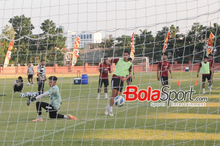 Tendang Keras Pemain Timnas U-19 Indonesia Jens Raven saat latihan terbuka Timnas U-19 Indonesia di Stadion THOR, Surabaya, Jawa Timur (22/7/2024)