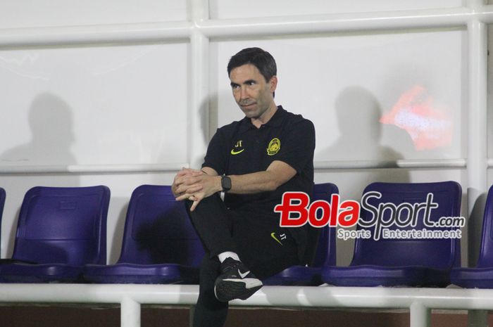 Jelang melawan Singapura U-19 pelatih Malaysia U-19 Juan Torres Garrido dampingi langsung di bangku cadangan di Stadion Gelora 10 November, Surabaya, Jawa Timur, Senin (22/7/2024) malam.