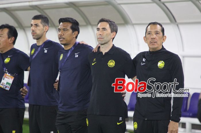 Pelatih Malaysia U-19 Juan Torres Garrido saat mendampingin Malaysia U-19 di Stadion Gelora 10 November, Surabaya, Jawa Timur, Senin (22/7/2024) malam.