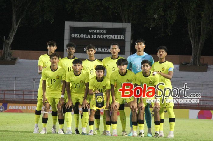 Skuad Malaysia melawan Singapura pada matchday kedua Grup C ASEAN Cup U-19 2024 di Stadion Gelora 10 November, Surabaya, Senin (22/7/202).