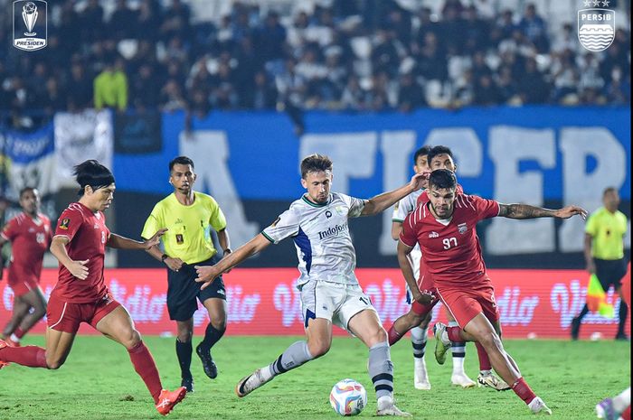 Suasana Pertandingan antara Persib Bandung Vs Borneo FC dalam laga kedua Grup A Piala Presiden 2024 di Stadion Si Jalak Harupat, Kab. Bandung, Senin (22/7/2024).