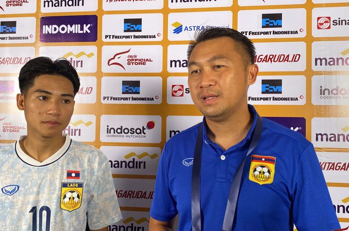 Pelatih Timnas U-19 Laos Kanlaya Sysomvang (kanan) dan pemain Peeter Phanthavong.