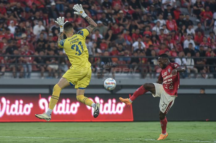 Aksi kiper Arema FC, Lucas Frigeri, saat menghadapi Bali United di Piala Presiden 2024.