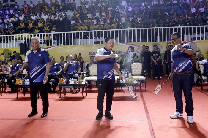 Ketua Harian PP PBSI Alex Tirta dan Kabaharkam Polri sekaligus Sekjen PP PBSI, Muhammad Fadil Imran, dan Ketua Panitia penyelenggara, selaku Asisten Logistik (Aslog) Kapolri, Raden Prabowo Argo Yuwono dalam pembukaan Kapolri Cup 2024 di GOR Universitas Negeri Jakarta (UNJ), Rawamangun, Jakarta Timur