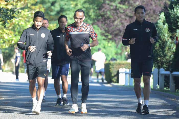 Tim bulu tangkis Indonesia akhirnya berkesempatan menggelar latihan perdana di venue Olimpiade Paris 2024, Porte De La Chapelle Arena pada Senin (22/7/2024) waktu setempat.