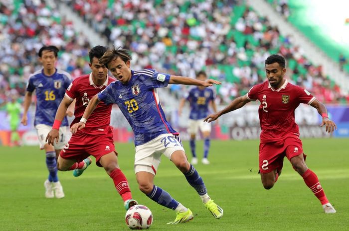 Takefusa Kubo berduel dengan Pratama Arhan dalam laga timnas Jepang vs Indonesia pada ajang Piala Asia 2023 di Doha, Qatar (24/1/2024).