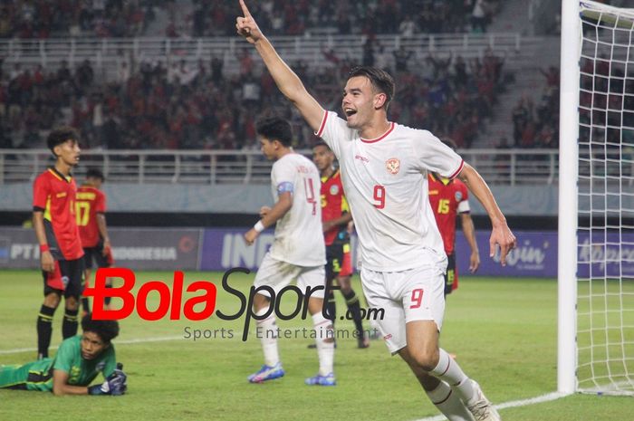 Selebrasi penyerang timnas U-19 Indonesia, Jens Raven usai mencetak gol ke gawang timnas U-19 Timor Leste di ASEAN Cup U-19 2024.