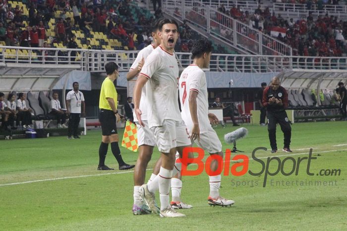 Penyerang timnas U-19 Indonesia, Jens Raven melakukan selebrasi gol ke gawang Timor Leste di ASEAN Cup U-19 2024, Stadion Gelora Bung Tomo, Surabaya, Selasa (23/7/2024).