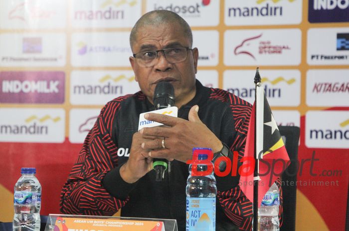 Pelatih Timnas U-19 Timor Leste Eduardo Pereira setelah laga melawan Indonesia di ASEAN Cup U-19 2024 di Stadion Gelora Bung Tomo, Selasa (23/7/2024).