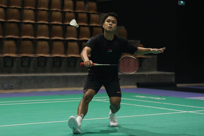 Pebulu tangkis tunggal putra Indonesia, Anthony Sinisuka Ginting, menjajal arena pertandingan Olimpiade Paris 2024 di Porte De La Chapelle Arena, Selasa (23/7/2024).