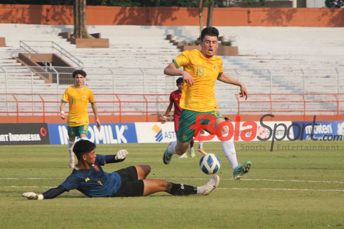 Duel antara pemain Australia U-19 Medin Memeti (kanan) di hadang kiper Myanmar U-19 Saw Kyaw Khant No (kiri) di Stadion Gelora 10 November, Surabaya, Jawa Timur, Rabu (24/7/2024) sore WIB.