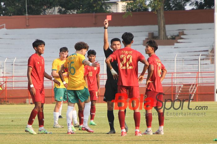 Pemain Timnas Myanmar U-19 Phyo Pyae Sone diganjar kartu merah di dikarenakan menyikut pemain Australia U-19 di Stadion Gelora 10 November, Surabaya, Jawa Timur, Rabu (24/7/2024) sore WIB.