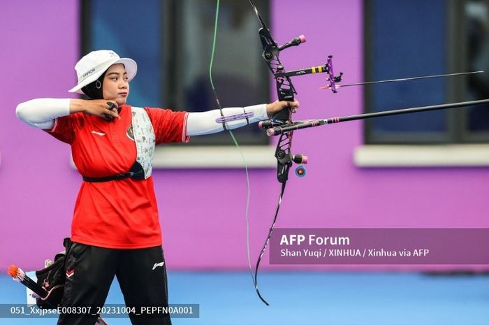 Pemanah Indonesia, Diananda Choirunisa  saat tampil pada perebutan medali perunggu nomor Recurve Mixed Team Asian Games 2022 di Hangzhou, China, 4 Oktober 2023.