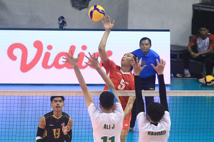 Opposite Indonesia, Dawuda Alaihi saat melakukan spike ke arah timnas voli Arab Saudi pada penyisihan pool A Kejuaraan Voli Asia U-20 2024 di Jawa Pos Arena, Surabaya, Indonesia, Rabu (24/7/2024).