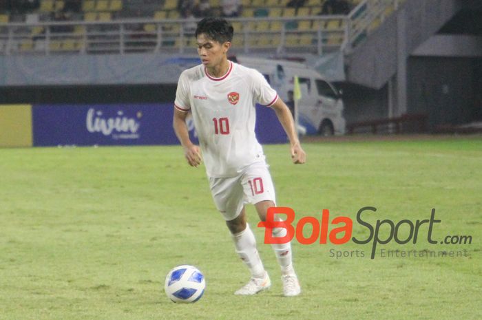 Pemain Timnas U-19 Indonesia Muhammad Kafiatur Rizky saat mengiri bola dalam laga melawan Timor Leste pada ASEAN Cup U-19 2024 di Stadion Gelora Bung Tomo, Surabaya, Selasa (24/7/2024).