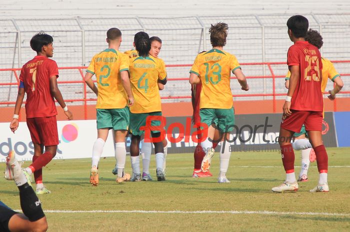 Selebrasi para pemain Timnas Australia U-19 saat Medin Memeti berhasil mencetak gol untuk Timnas Australia U-19 di Stadion Gelora 10 November, Surabaya, Jawa Timur, Rabu (24/7/2024) sore WIB. 