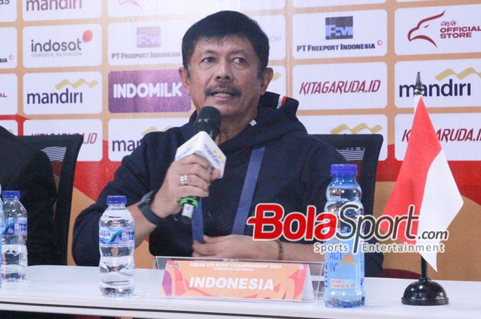 Pelatiih Timnas U-19 Indonesia Indra Sjafri saat memberikan komentar dihadapan media di stadion Gelora Bung Tomo, Surabaya, Jawa Timur, selasa (23/7/2024) malam WIB.