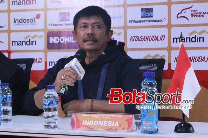 Pelatiih Timnas U-19 Indonesia Indra Sjafri saat memberikan komentar dihadapan media di stadion Gelora Bung Tomo, Surabaya, Jawa Timur, selasa (23/7/2024) malam WIB.