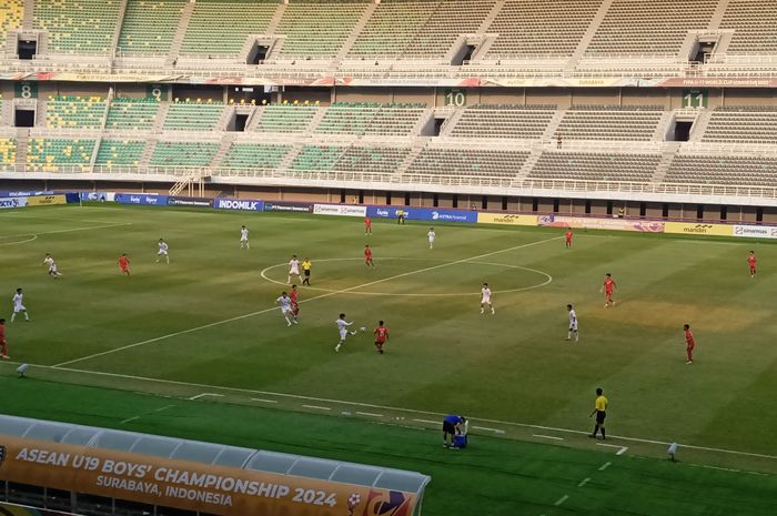 Suasana pertandingan Laos vs Vietnam pada laga Grup B ASEAN Cup U-19 2024 di Stadion Gelora Bung Tomo, Surabaya, Rabu (24/7/2024).