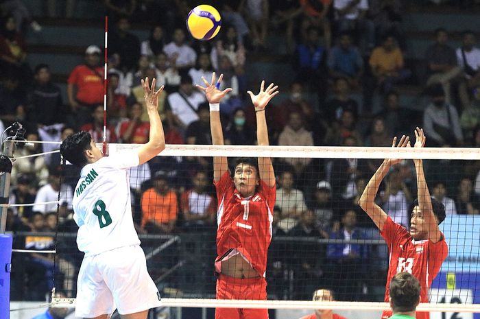 Pebola voli tim Indonesia, Mohammad Fahril dan Agustino, berusaha memblok spike dari pemain Arab Saudi, Hassan Alsalam, dalam pertandingan babak penyisihan grup Kejuaraan Voli Asia 2024 di Surabaya, Jawa Timur, 24 Juli 2024.