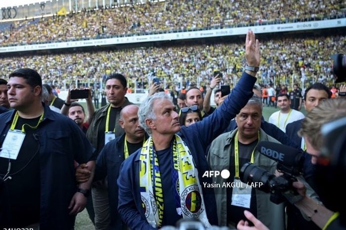 Debut kompetitif Jose Mourinho bersama Fenerbahce di Kualifikasi II Liga Champions berakhir dengan kemenangan comeback dramatis yang diwarnai hattrick Edin Dzeko.