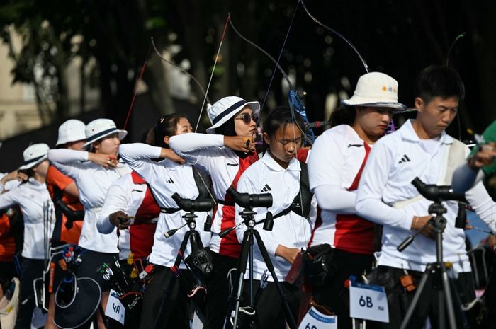 Potret perlombaan dari babak pemeringkatan panahan putri Olimpiade Paris 2024 di Esplanade des Invalides, Paris, Prancis, 25 Juli 2024. Tampak dalam gambar wakil Indonesia: Rezza Octavia (2 dari kanan) dan Diananda Choirunisa (4 dari kanan).