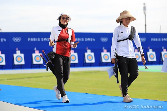 Pemanah Indonesia, Diananda Choirunisa, mengacungkan jempol di sela-sela babak pemeringkatan individual putri Olimpiade Paris 2024 di Esplanade des Invalides, Paris, Prancis, 25 Juli 2024