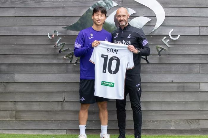 Pemain Swansea City asal Korea Selatan, Eom Ji-sung. Ia menjadi pemain Asia kedua setelah Nathan Tjoe-A-On. 