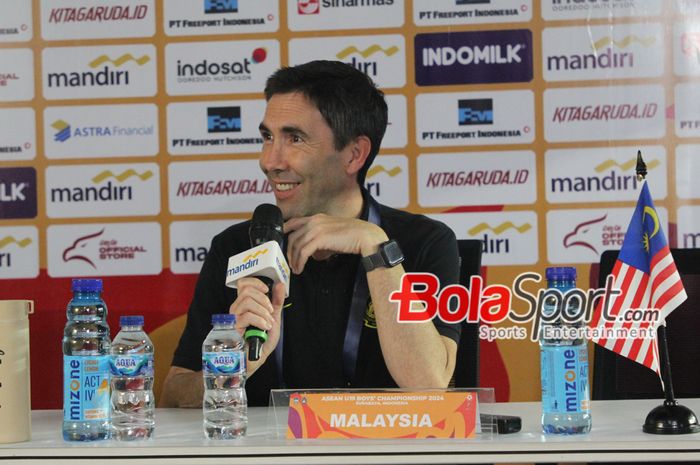 Pelatih Malaysia, Juan Torres Garrido saat konferensi pers pasca-lawan Thailand di laga terakhir grup C ASEAN Cup U-19 2024, Stadion Gelora Bung Tomo, Surabaya pada Kamis (25/7/2024).