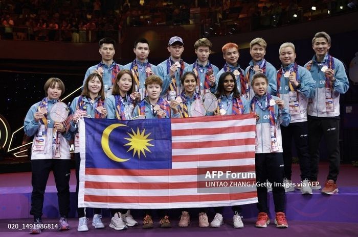 Tim bulu tangkis Malaysia di podium usai meraih medali perunggu pada Sudirman Cup 2023