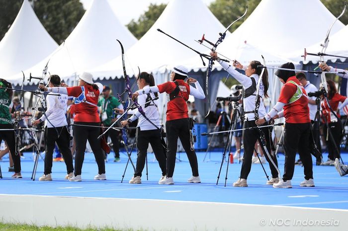 Tiga pemanah putri Indonesia beraksi di babak pemeringkatan individual putri Olimpiade Paris 2024 di Esplanade des Invalides, Paris, Prancis, 25 Juli 2024. Berbaju merah, dari kiri: Rezza Octavia, Diananda Choirunisa, Syifa Nurafifah Kamal.