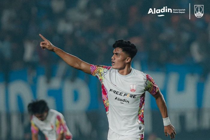 Selebrasi striker Persis Solo, Ramadhan Sananta, usai mencetak gol ke gawang Persib Bandung pada laga terakhir Grup A Piala Presiden 2024 di Stadion Si Jalak Harupat, Bandung, Kamis (25/7/2024).