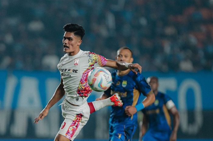 Penyerang Persis Solo, Ramadhan Sananta, menunjukkan aksinya saat melawan Persib Bandung pada laga terakhir Grup A Piala Presiden 2024 di Stadion Si Jalak Harupat, Bandung, Kamis (25/7/2024).