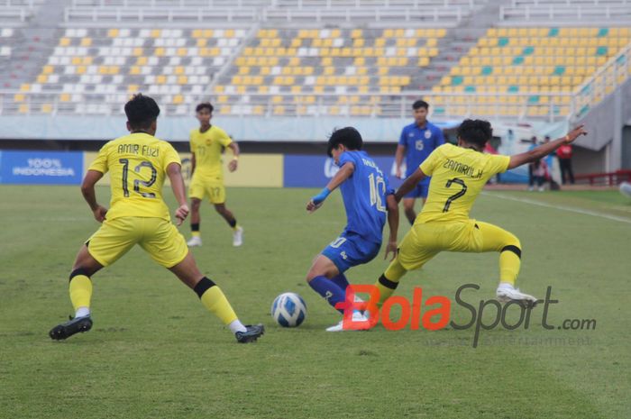 Suasana pertandingan antara Malaysia vs Thailand pada matchday terakhir Grup C ASEAN Cup U-19 2024 di Stadion Gelora Bung Tomo, Surabaya, Kamis (25/7/2024).