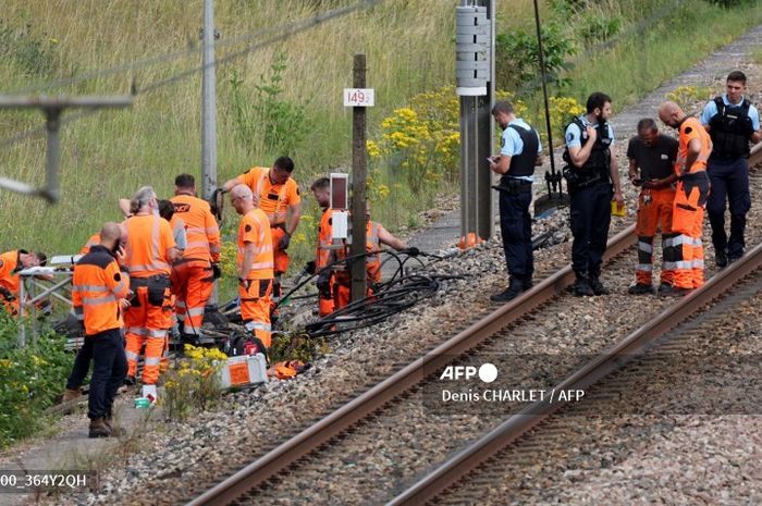 Perusahaan Kereta Api Prancis dan petugas kepolisian Prancis menginvestigasi dugaan sabotase jaringan kereta api cepat di Croiselles, Prancisjelang opening ceremony Olimpiade Paris 2024 pada Jumat, 26 Juli 2024.