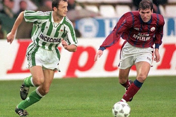 Zinedine Zidane (kanan) saat memperkuat Bordeaux di Piala UEFA 1995-1996.