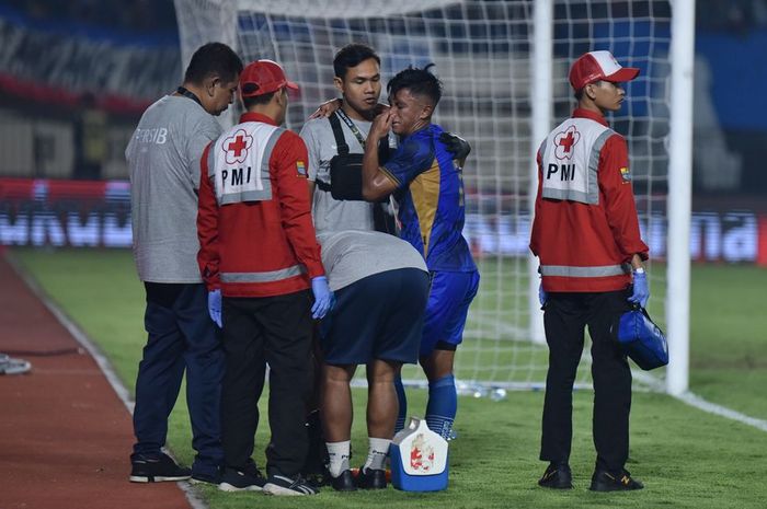 Febri Hariyadi mengalami cedera saat memperkuat Persib melawan Persis pada laga penyisihan Grup A Piala Presiden di Stadion Si Jalak Harupat, Bandung, Kamis (25/7/2024).