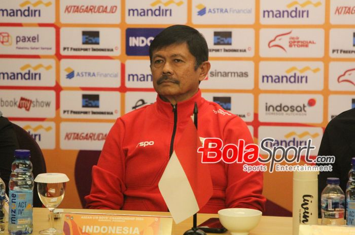 Pelatih Timnas U-19 Indonesia Indra Sjafri saat menghadiri sesi jumpa pers semifinal Piala ASEAN CUP U-19 2024 di hotel Wyndham, Surabaya, Jawa Timur, Jumat (26/7/2024) sore WIB