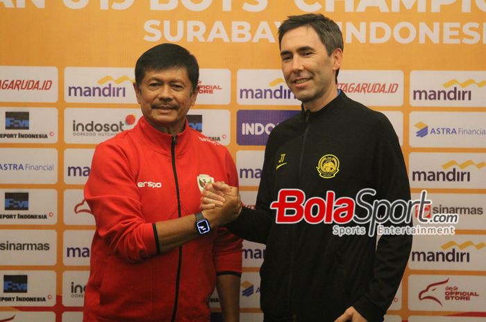 Pelatih timnas U-19 Indonesia, Indra Sjfri dan pelatih Malaysia U-19, Juan Torrres Garrido dalam konferensi pers jelang semifinal ASEAN Cup U-19 2024, Jumat (26/7/2024).