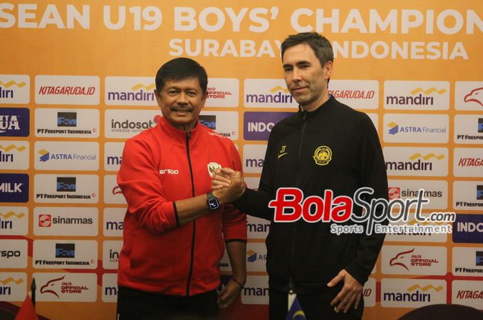 Pelatih timnas U-19 Indonesia Indra Sjafri bersalaman dengan pelatih Malaysia Juan Torres